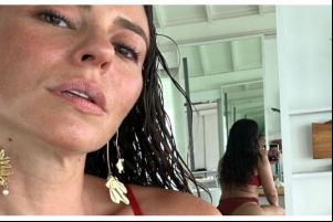 Paolla Oliveira arranca suspiros dos seguidores ao posar de biquíni e ostentar bronzeado em dia