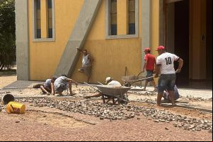 Prefeitura troca e reparos de pedras portuguesas nas Praças da Matriz e Central em Itirapina