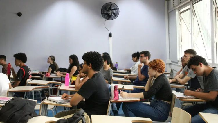 MEC apoiará 393 cursinhos populares em 2025