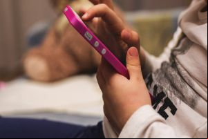 Menina de 12 anos sufoca prima de 8 até à morte após discussão por iPhone
