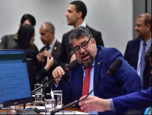 Vice-presidente nacional do PT critica operação da PF contra Bolsonaro: ‘Parem de espetáculo’