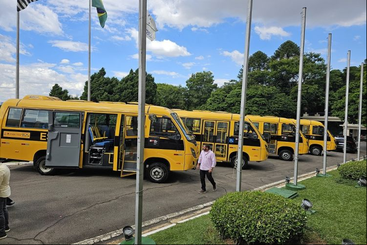 São Carlos é contemplada com dois ônibus escolares íveis do governo do estado