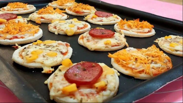 Mini-pizza sem glúten: essa massa fica uma delícia