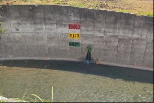 Alertas de nível da água são pintados em córregos da cidade
