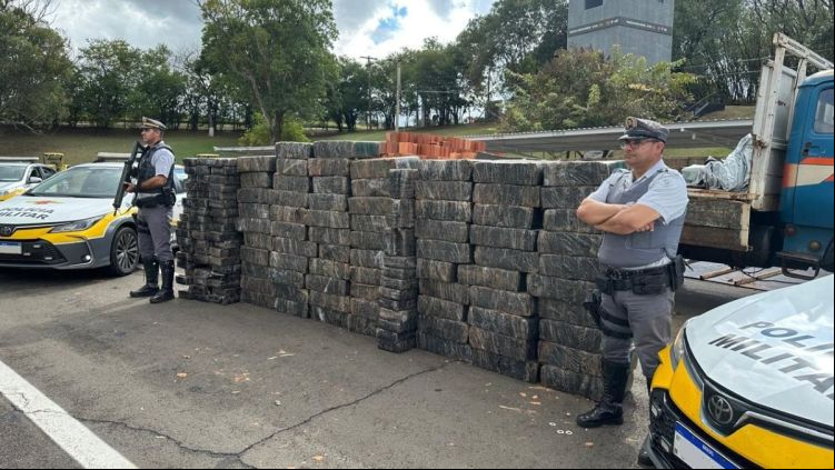 Mais de 2 toneladas de maconha são apreendidas em meio a materiais de construção