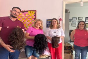 Fundo Social de Solidariedade rea 7 próteses capilares para a rede feminina são-carlense de combate ao câncer