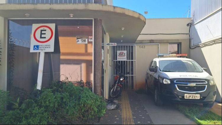 Estudante é detido por pichar estátua do Conde do Pinhal em São Carlos