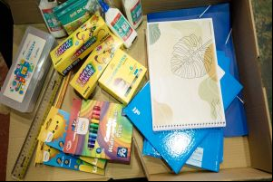 PREFEITURA ENTREGA KITS ESCOLARES PARA ALUNOS DA REDE MUNICIPAL DE ENSINO