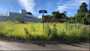 Fiscalização de Ibaté segue notificando proprietários de terreno com mato alto