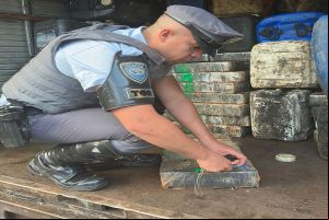 Motorista é preso com 2 toneladas de maconha escondidas em galões de óleo