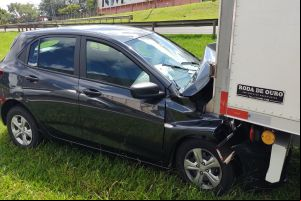 Motorista acerta traseira de caminhão próximo ao trevo da Tangará