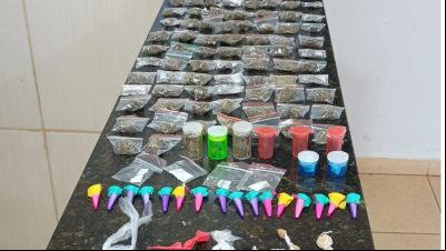 Denúncia de moradores leva à apreensão de drogas em terreno no Jardim Santa Tereza