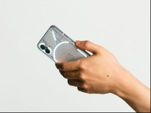 Celular Nothing Phone quer brigar com Apple e bater iPhone