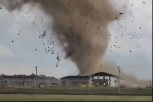Vídeo mostra violência do tornado que devastou cidade nos Estados Unidos