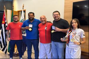 Prefeito e Vice-Prefeito  recebem medalhas conquistadas por atletas de karatê no Campeonato Paulista