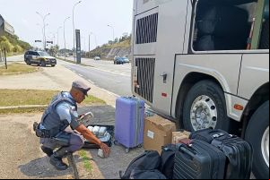 PM encontra menor com tijolos de maconha escondidos em ônibus