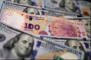 Argentinos correm para a segurança do dólar diante de incertezas com eleição