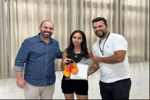 Prohab entrega kits de material esportivo a crianças do residencial Eduardo Abdelnur