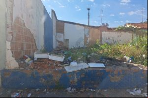 Moradores reclamam de lixo e mato alto em terreno na Vila Prado