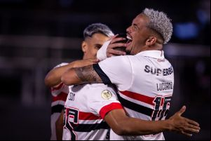 São Paulo bate Criciúma e cola no G6 do Brasileirão