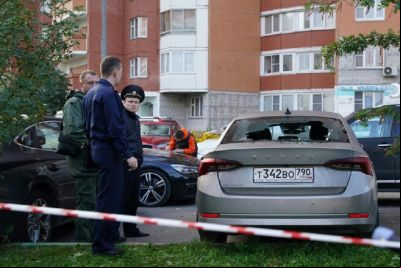 Policiais russos isolam área atingida por queda de drone ucraniano em Krasnogorsk, a 20 quilômetros do centro de Moscou