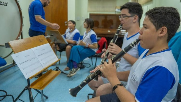 Orquestra preparatória de cordas, madeiras e metais, da Instituição Aparecido Savegnago, faz apresentação em Sertãozinho